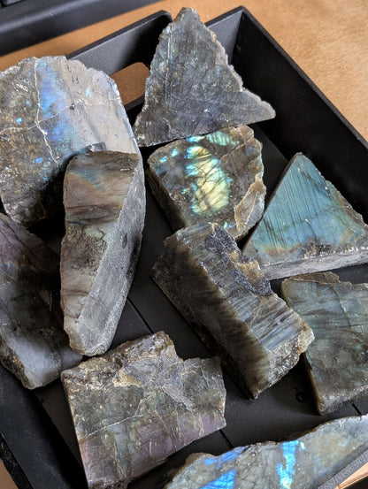 Sachet un kilo de labradorite mi brute mi polie - Aurore Lune 