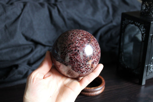 Sphère de grenat 9cm 1.4 kg environ RARE - Aurore Lune 