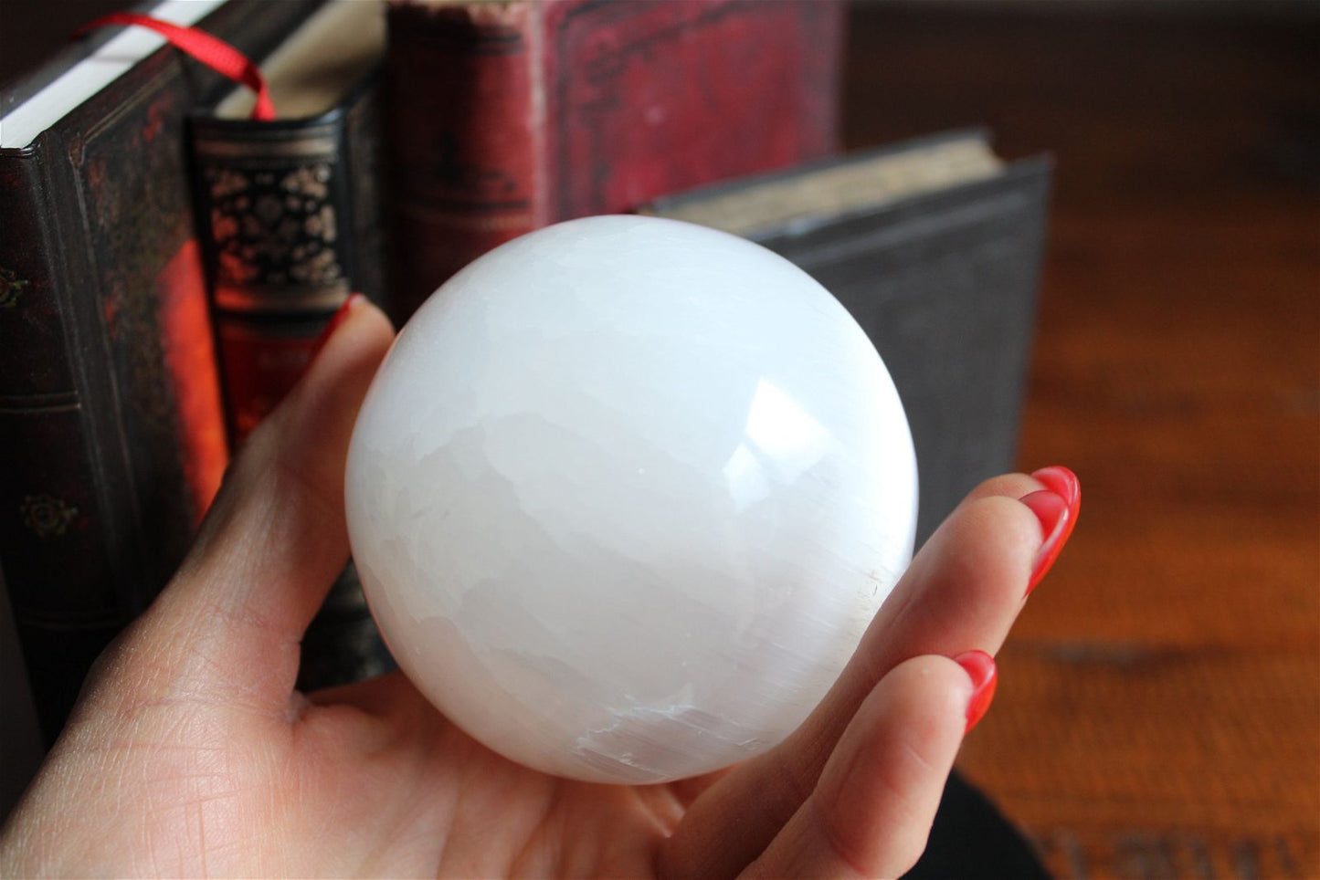 Sphère de sélénite 8 cm avec support en bois - Aurore Lune 