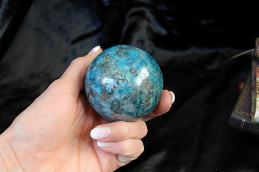 Sphère en apatite bleue avec socle 7  cm - Aurore Lune 