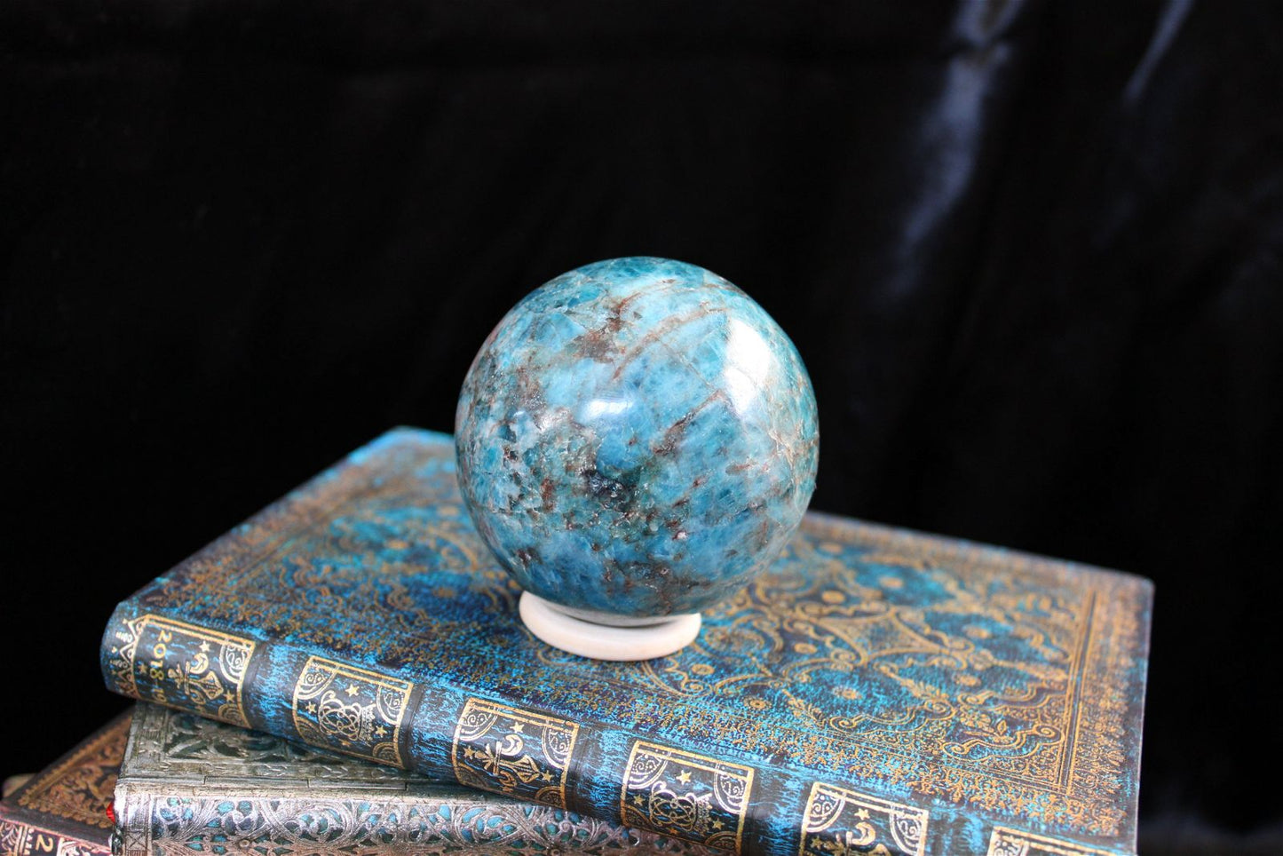 Sphère en apatite bleue avec socle 7  cm - Aurore Lune 