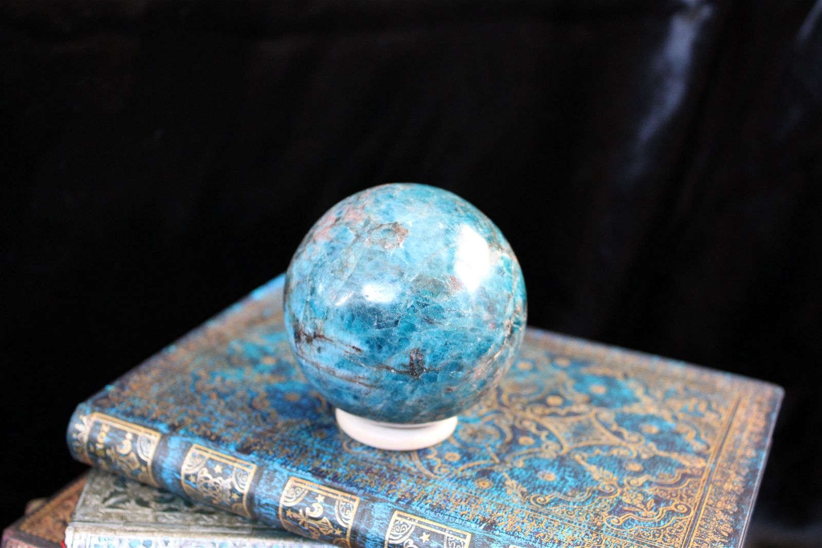 Sphère en apatite bleue avec socle 7  cm - Aurore Lune 