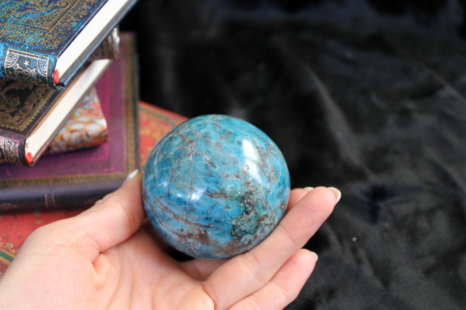 Sphère en apatite bleue avec socle 7  cm - Aurore Lune 