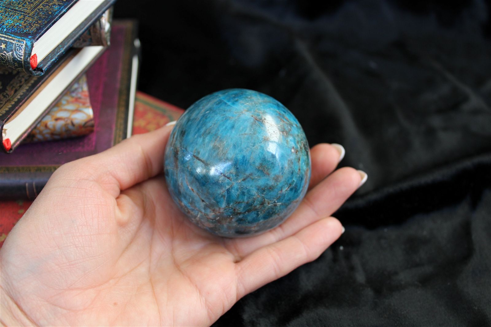 Sphère en apatite bleue avec socle 7  cm - Aurore Lune 