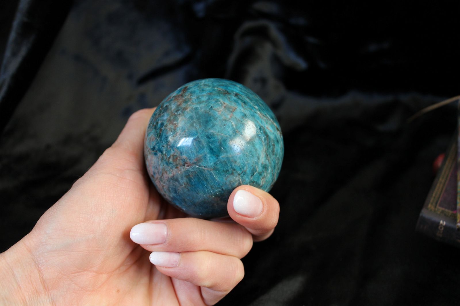 Sphère en apatite bleue avec socle 7  cm - Aurore Lune 