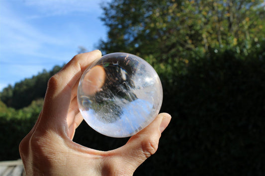 Sphère en cristal de roche 423 grammes 7 cm - Aurore Lune 