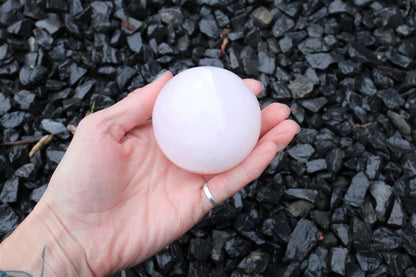 Sphère en manganocalcite 428 grammes 6.5 cm - Aurore Lune 