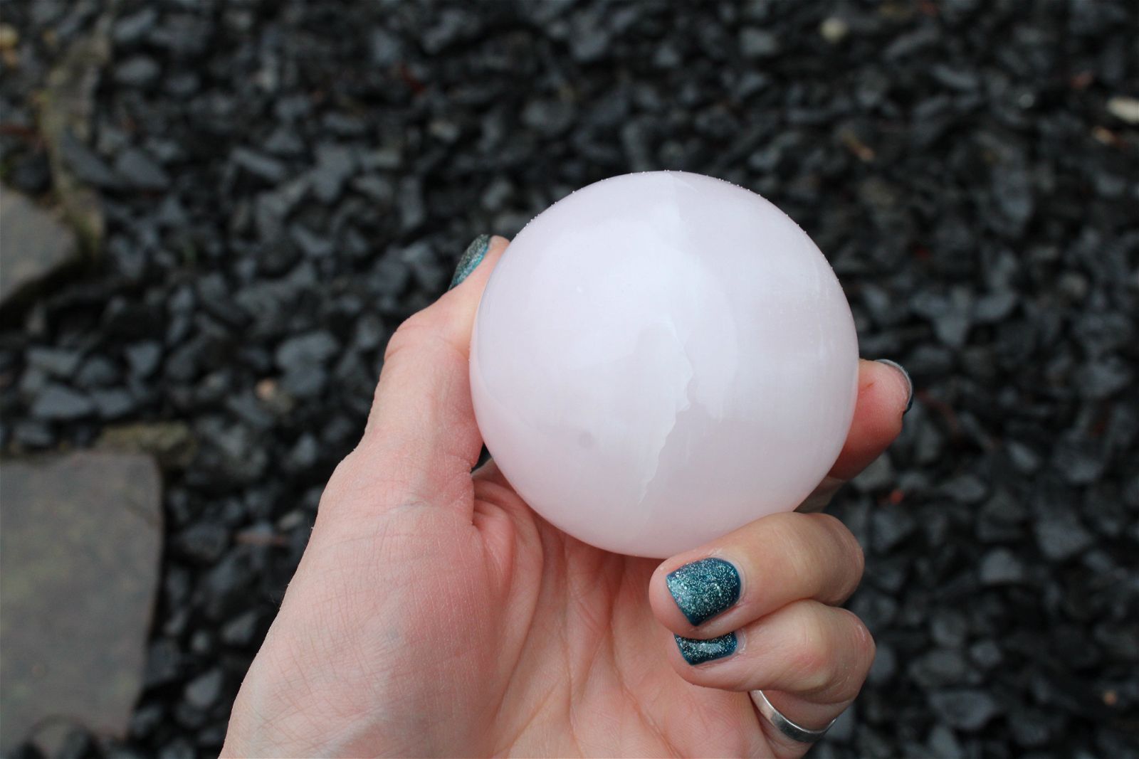 Sphère en manganocalcite 428 grammes 6.5 cm - Aurore Lune 