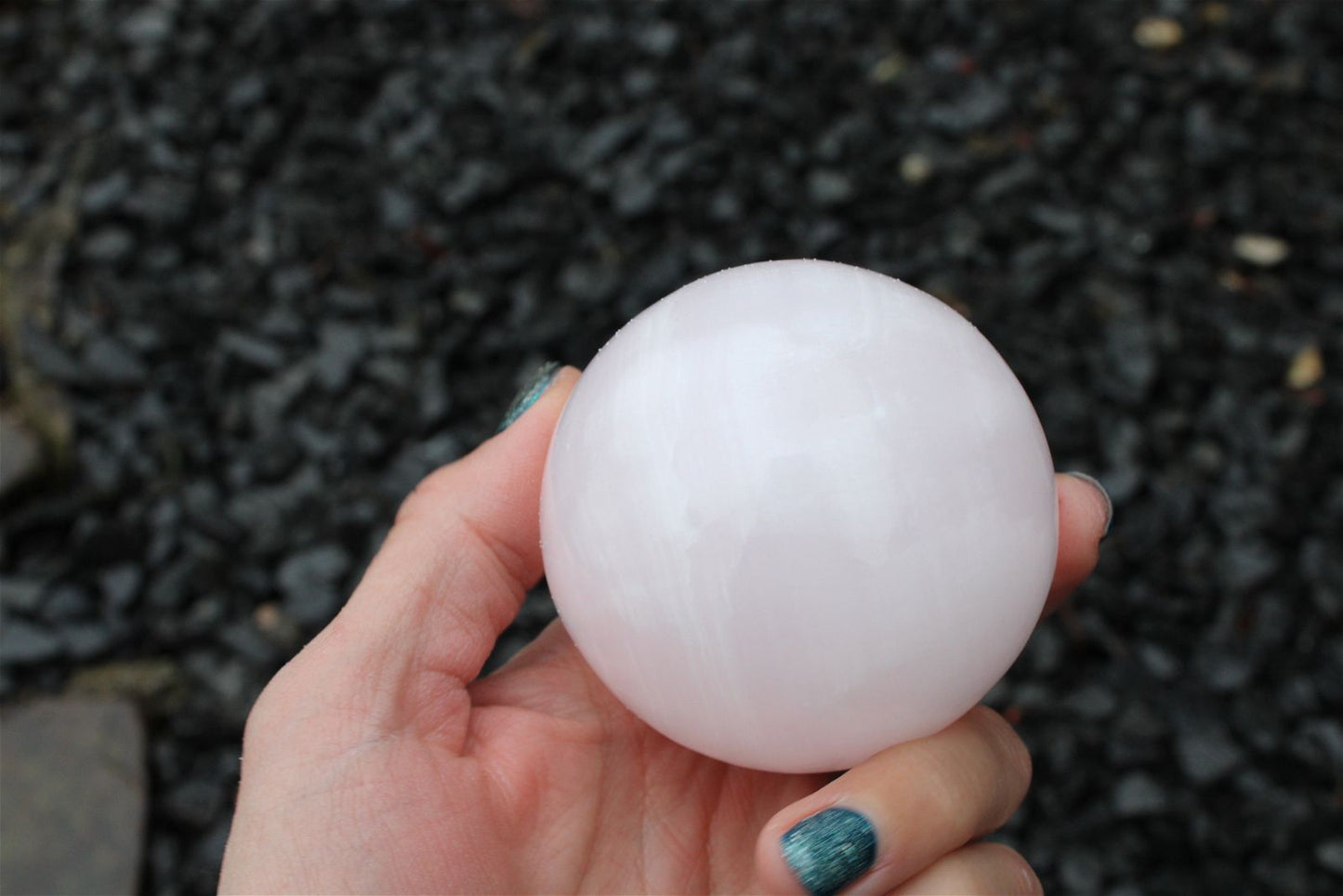 Sphère en manganocalcite 428 grammes 6.5 cm - Aurore Lune 