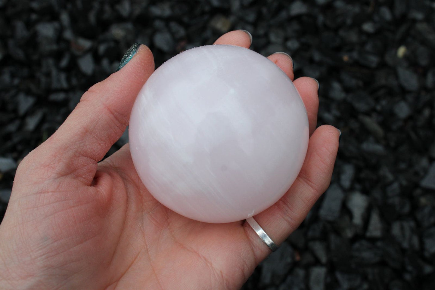 Sphère en manganocalcite 428 grammes 6.5 cm - Aurore Lune 