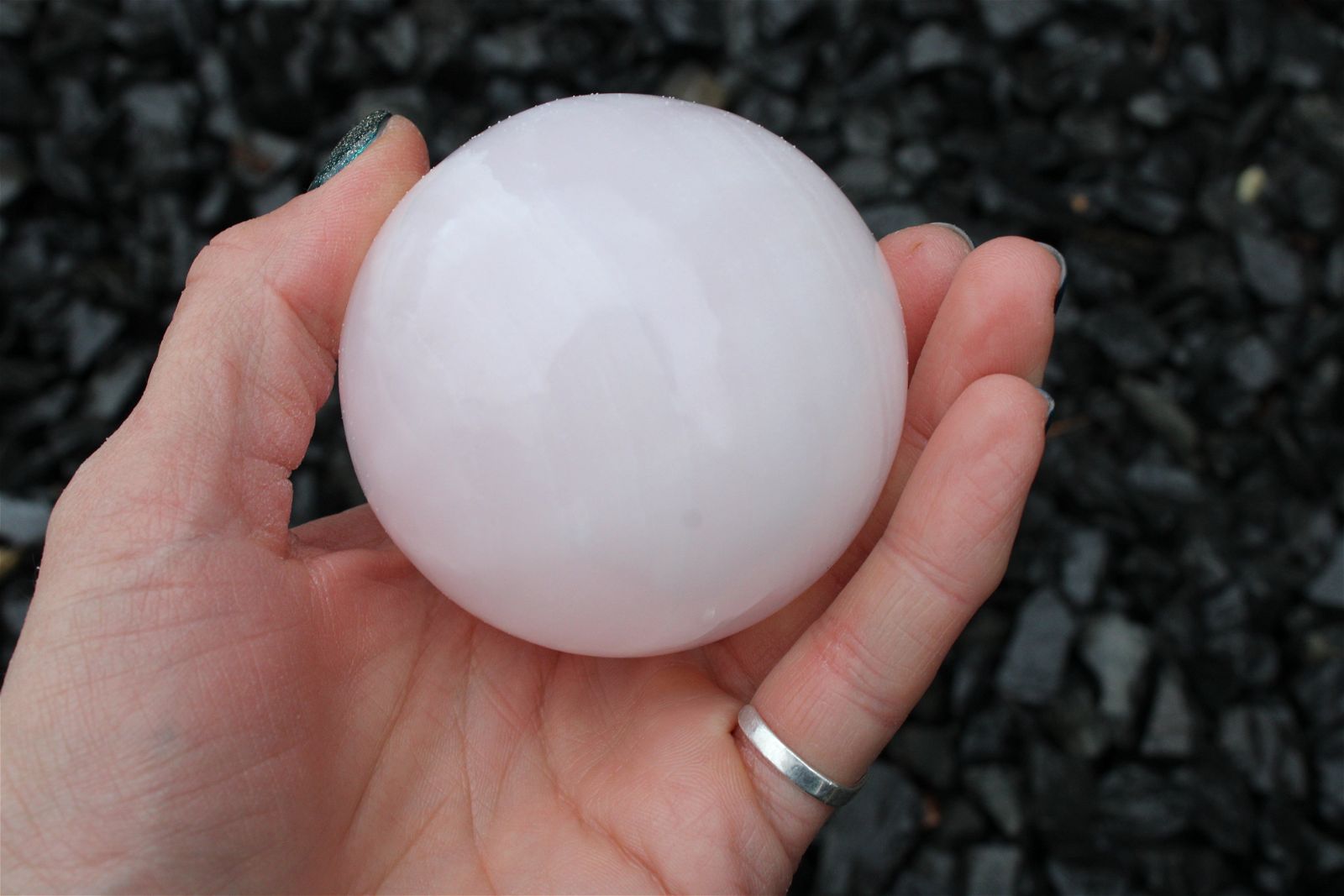 Sphère en manganocalcite 428 grammes 6.5 cm - Aurore Lune 