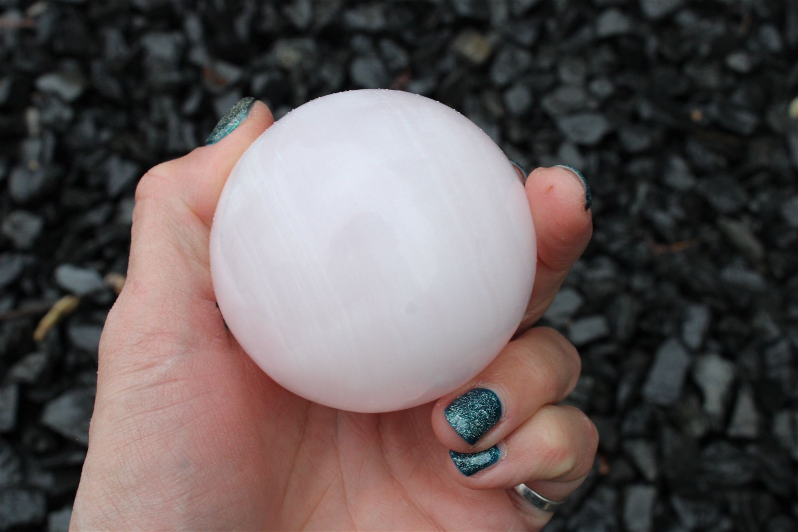 Sphère en manganocalcite 428 grammes 6.5 cm - Aurore Lune 