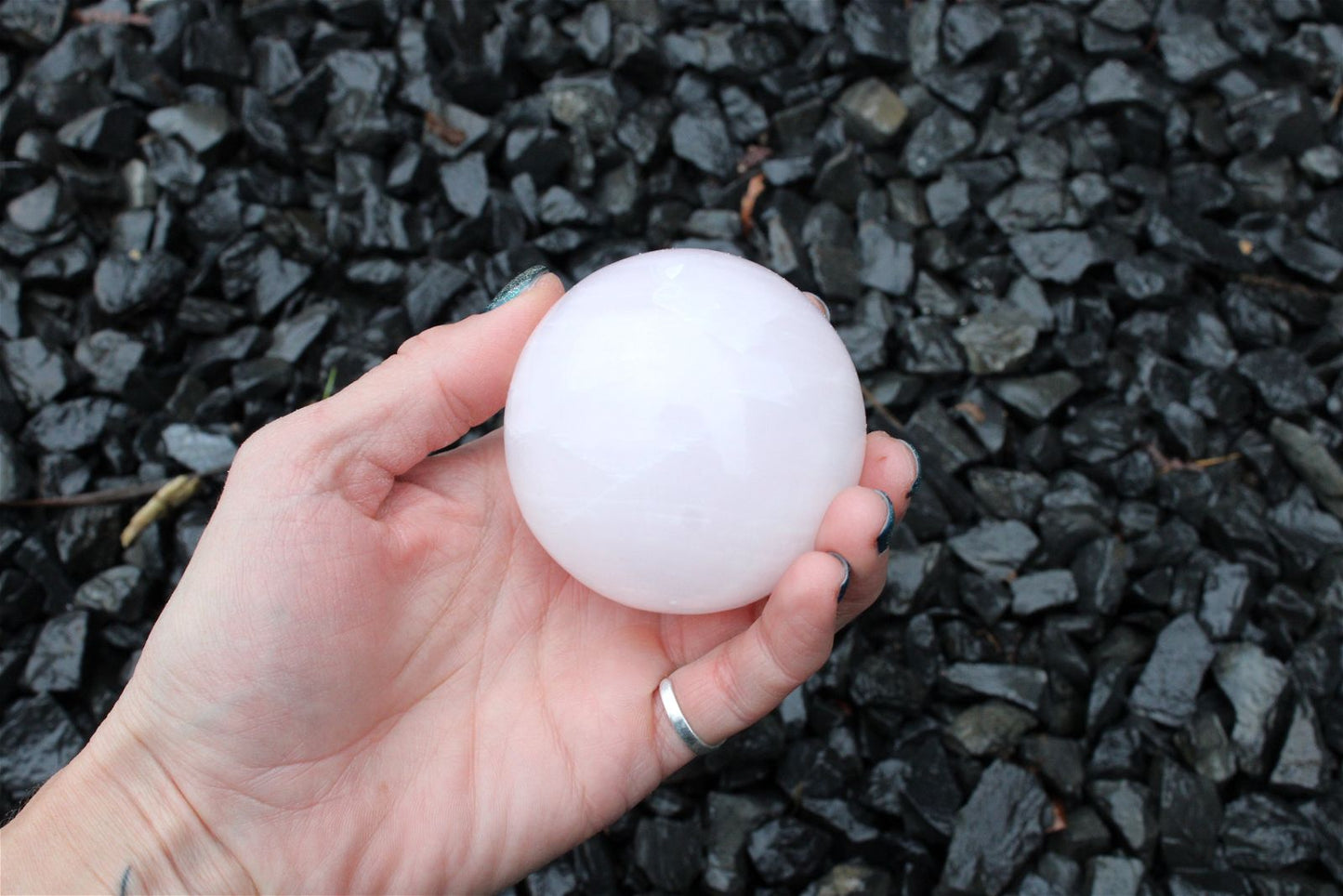 Sphère en manganocalcite 428 grammes 6.5 cm - Aurore Lune 