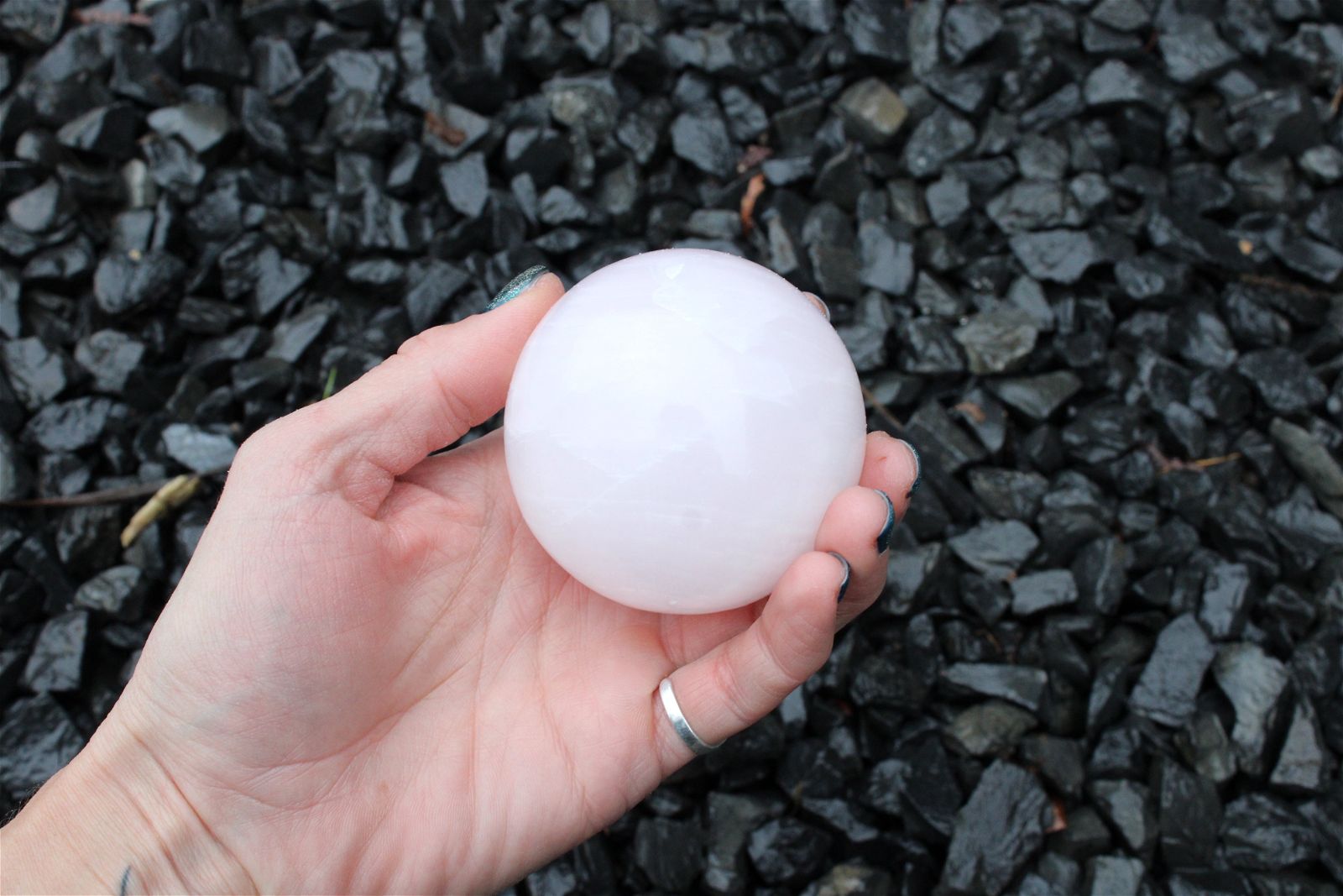 Sphère en manganocalcite 428 grammes 6.5 cm - Aurore Lune 