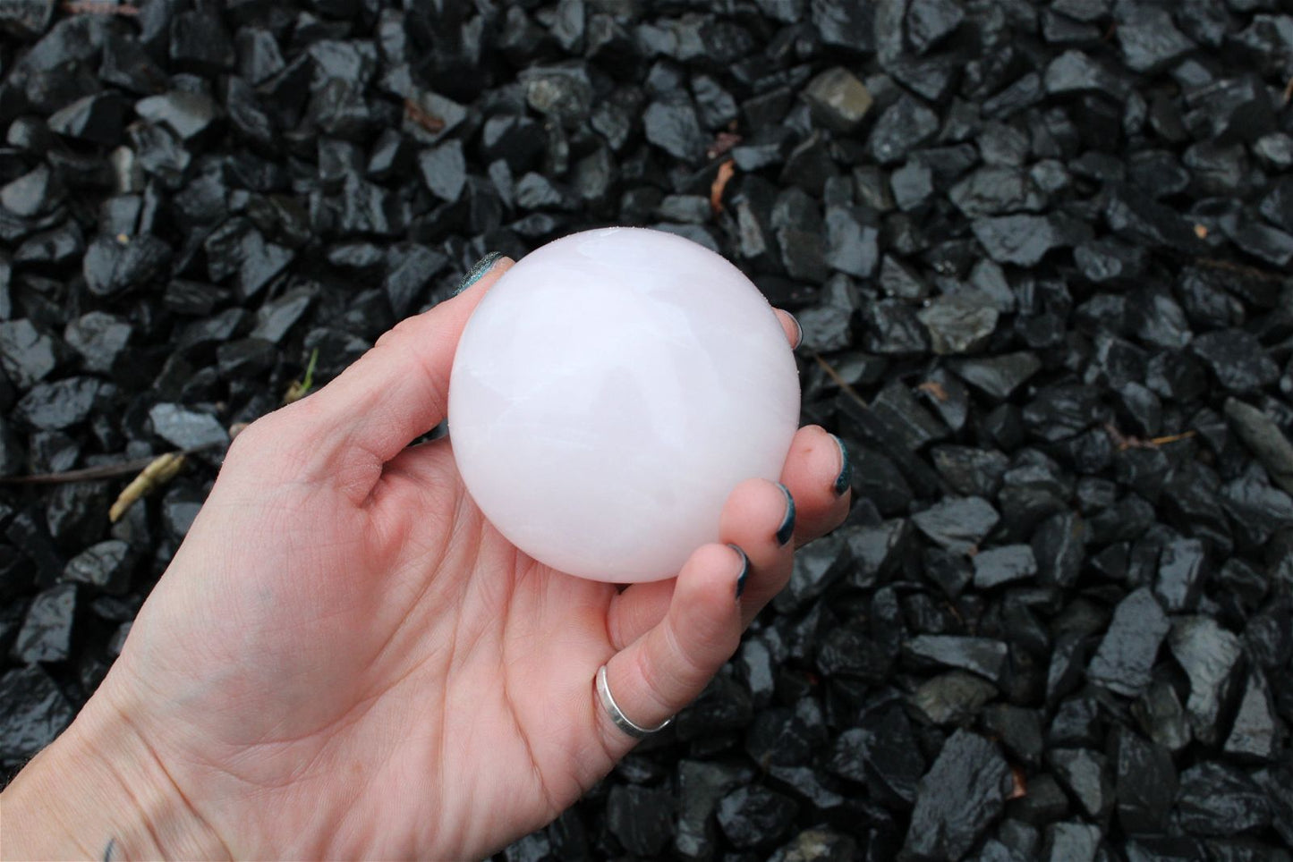 Sphère en manganocalcite 428 grammes 6.5 cm - Aurore Lune 