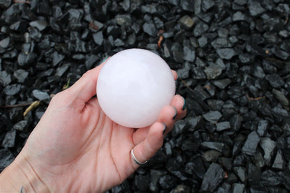 Sphère en manganocalcite 428 grammes 6.5 cm - Aurore Lune 