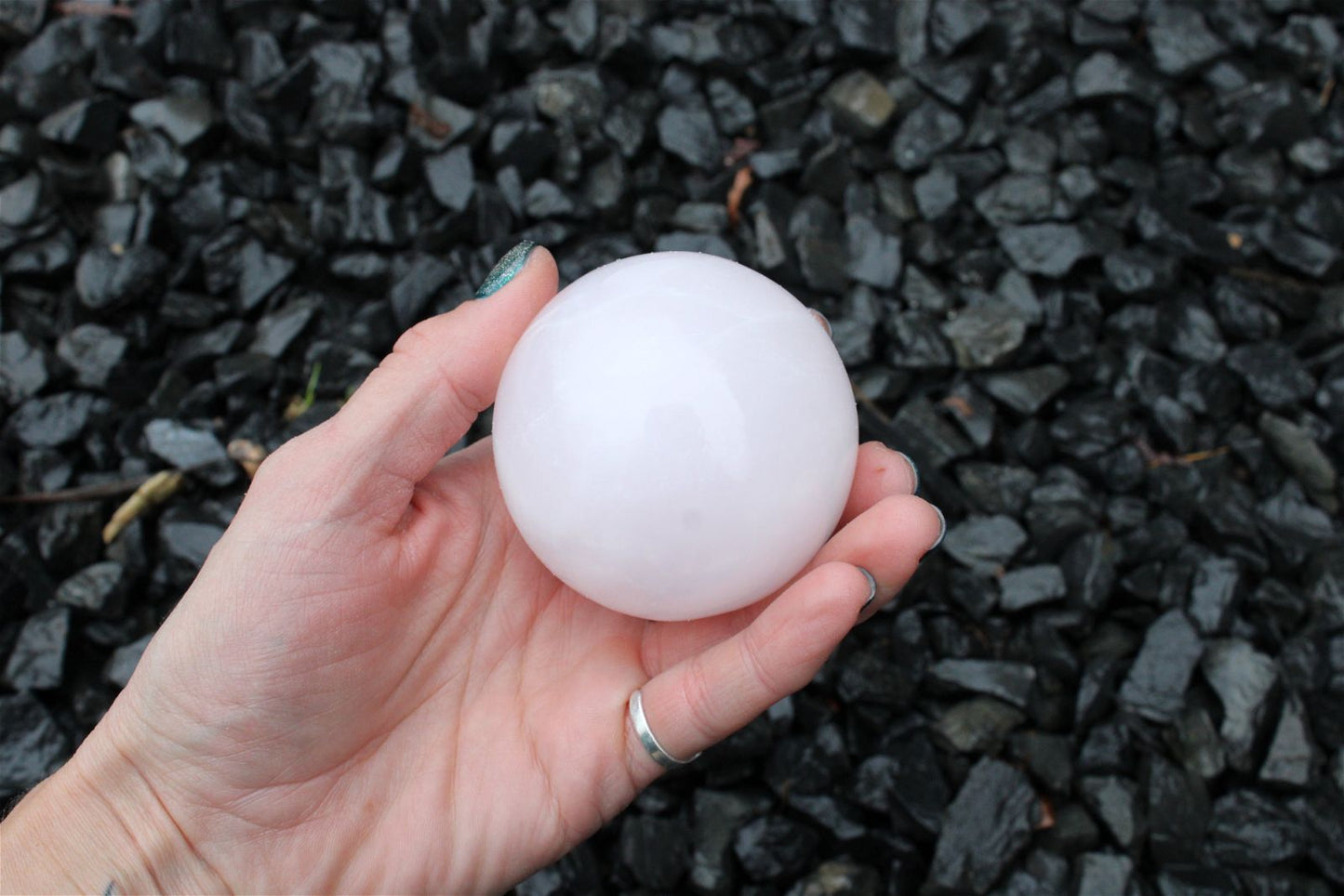 Sphère en manganocalcite 428 grammes 6.5 cm - Aurore Lune 