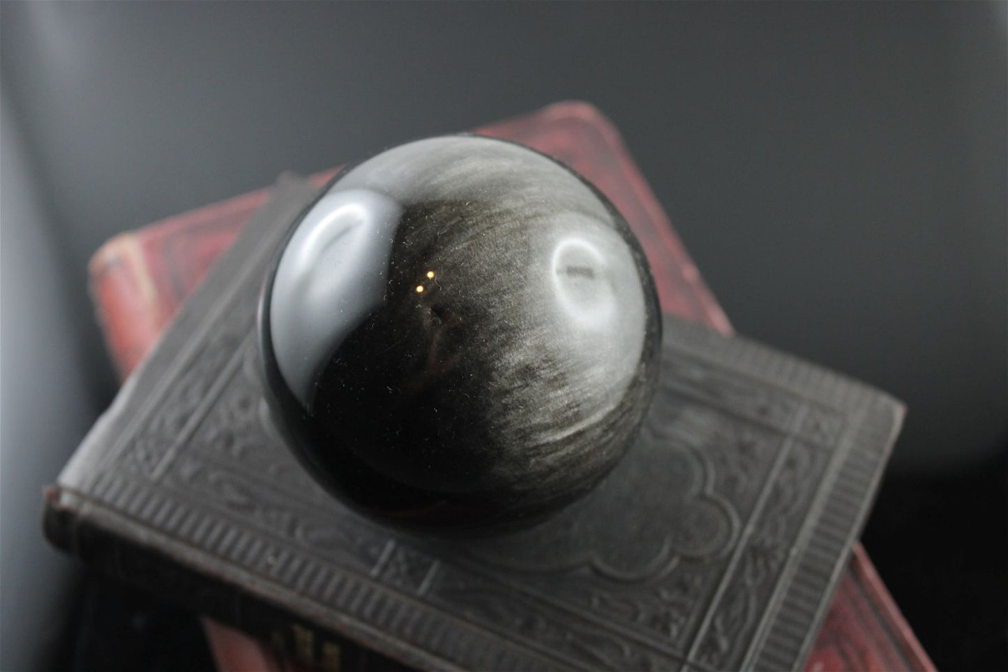 Sphère en obsidienne argentée 7 cm avec socle bois - Aurore Lune 