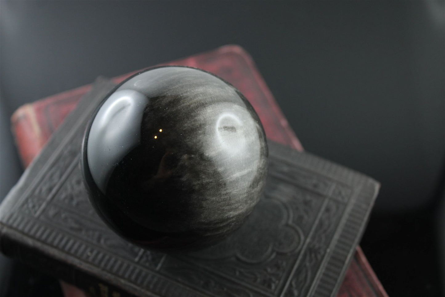 Sphère en obsidienne argentée 7 cm avec socle bois - Aurore Lune 