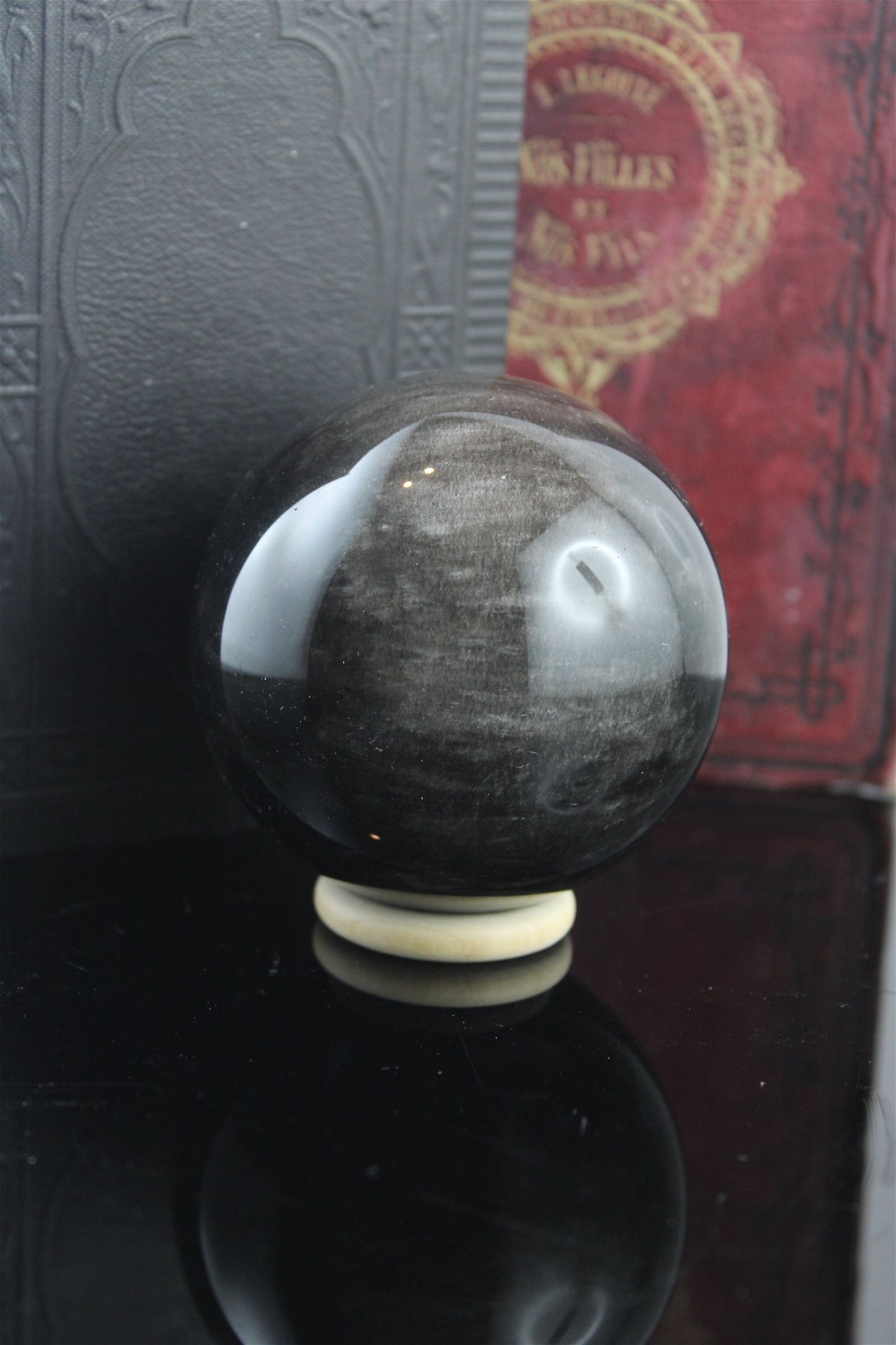 Sphère en obsidienne argentée 7 cm avec socle bois - Aurore Lune 