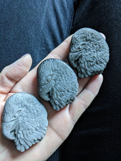 Tête d'aigle en obsidienne argentée - Aurore Lune 