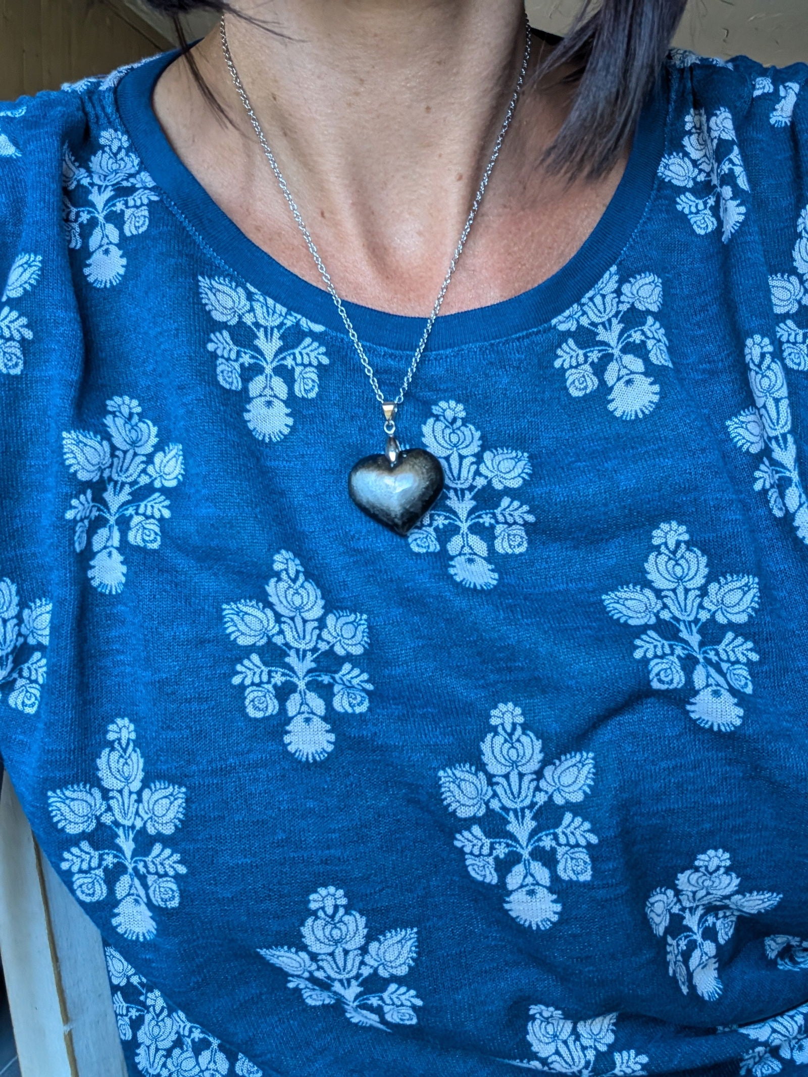 Un collier coeur en obsidienne argentée - Aurore Lune 