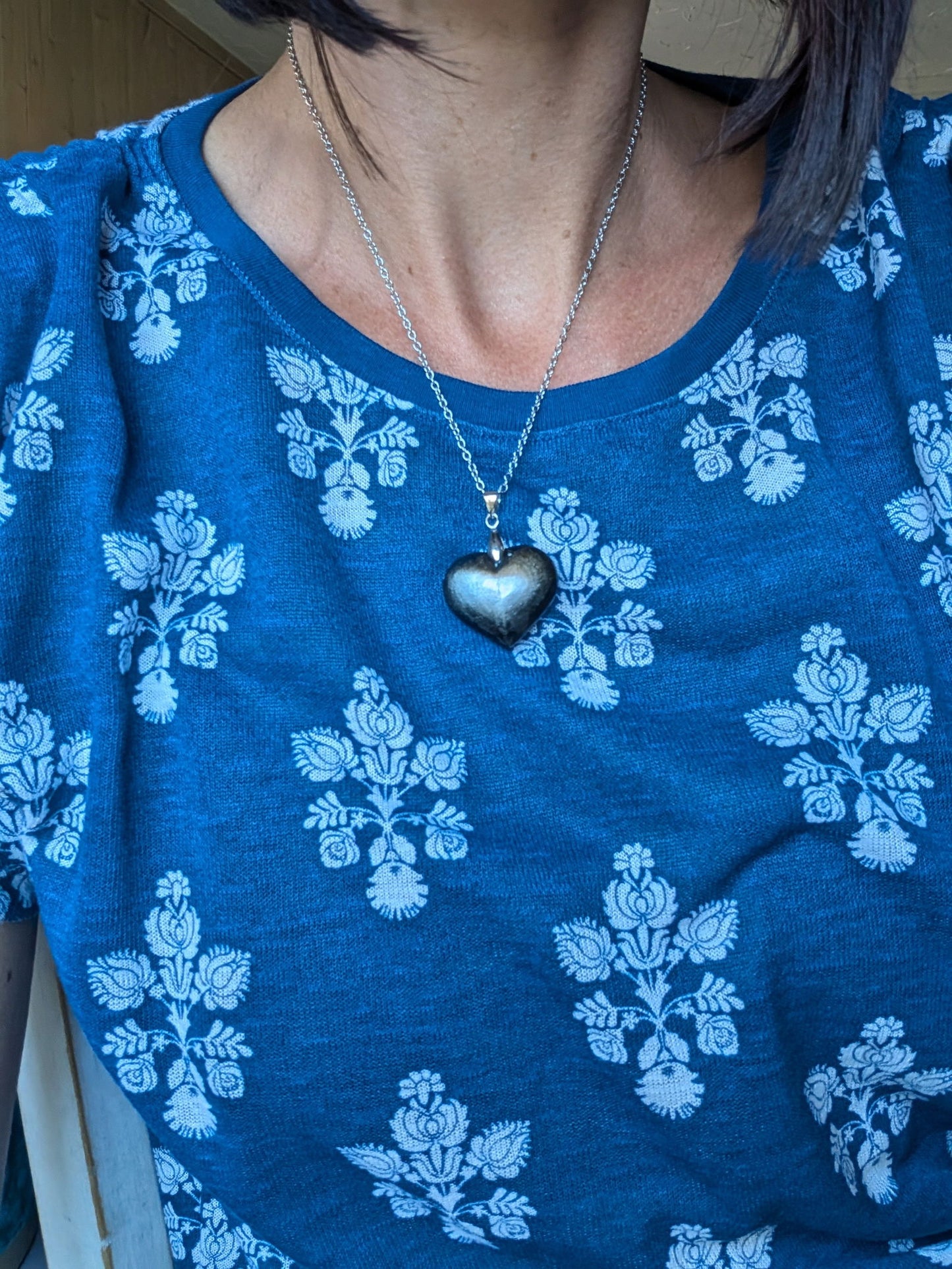 Un collier coeur en obsidienne argentée - Aurore Lune 