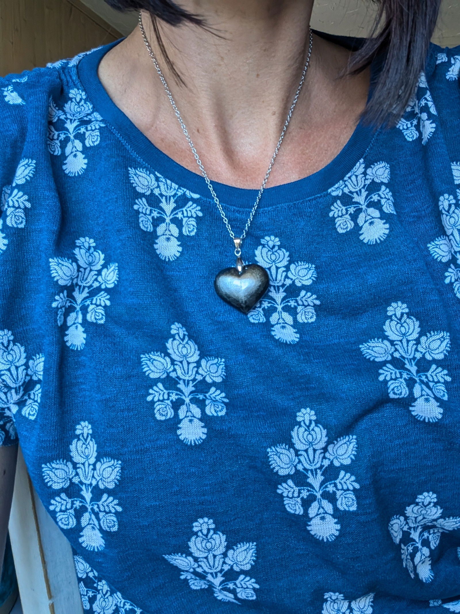Un collier coeur en obsidienne argentée - Aurore Lune 