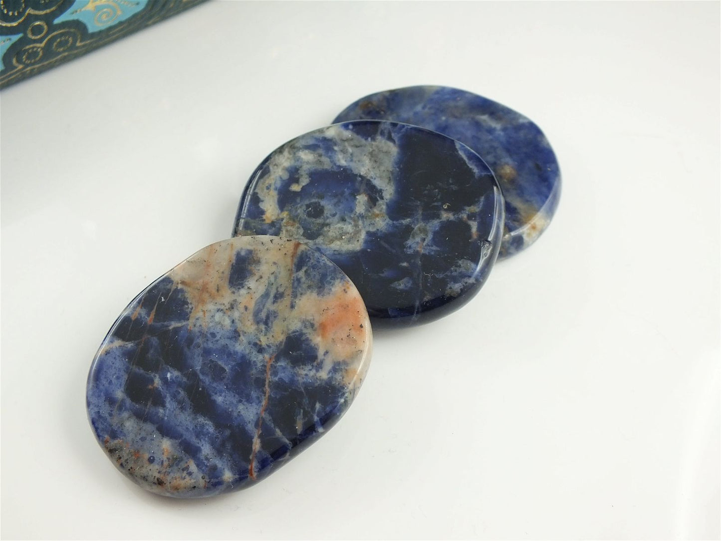 Une pierre plate en sodalite - Aurore Lune 