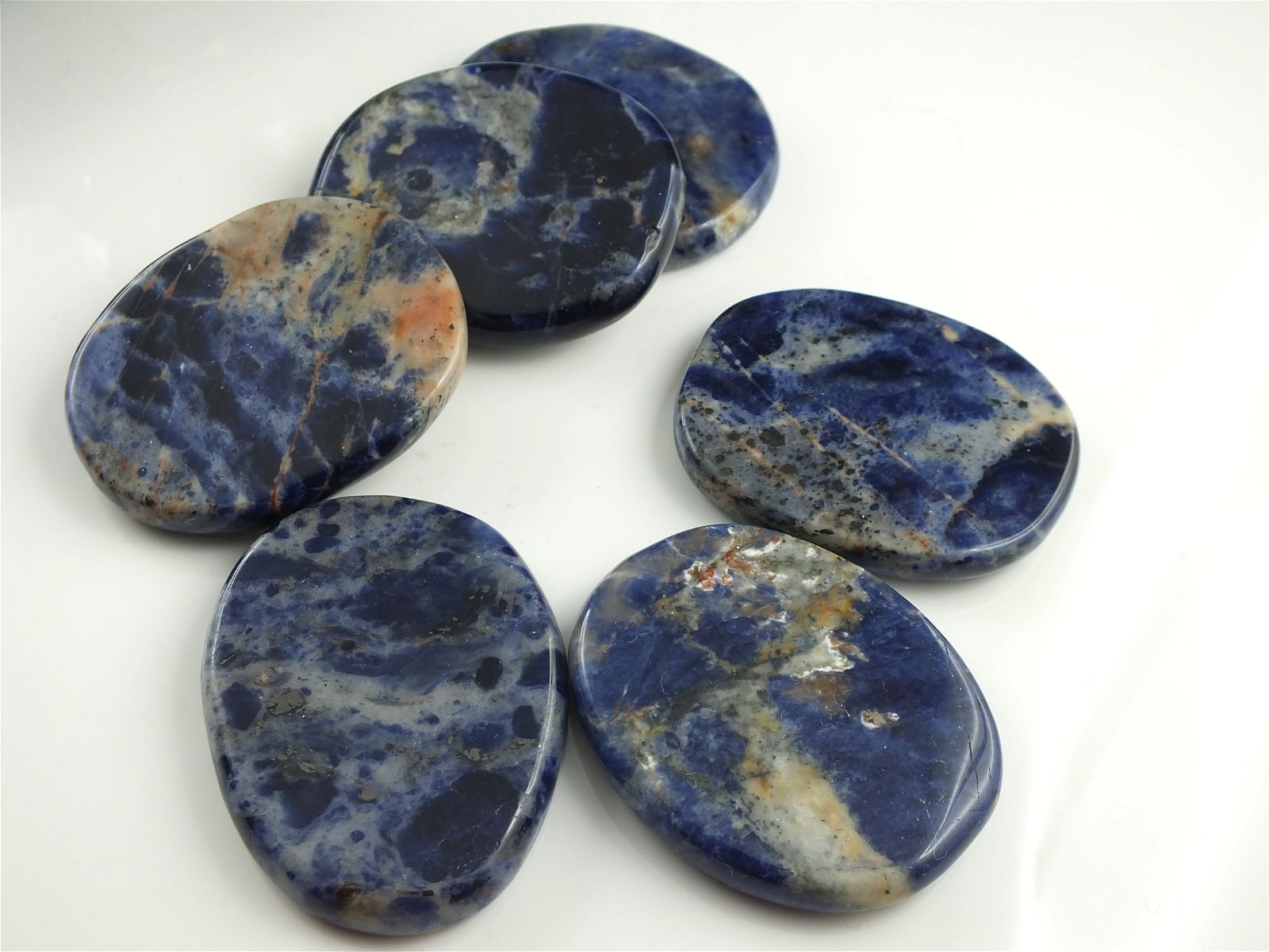 Une pierre plate en sodalite - Aurore Lune 