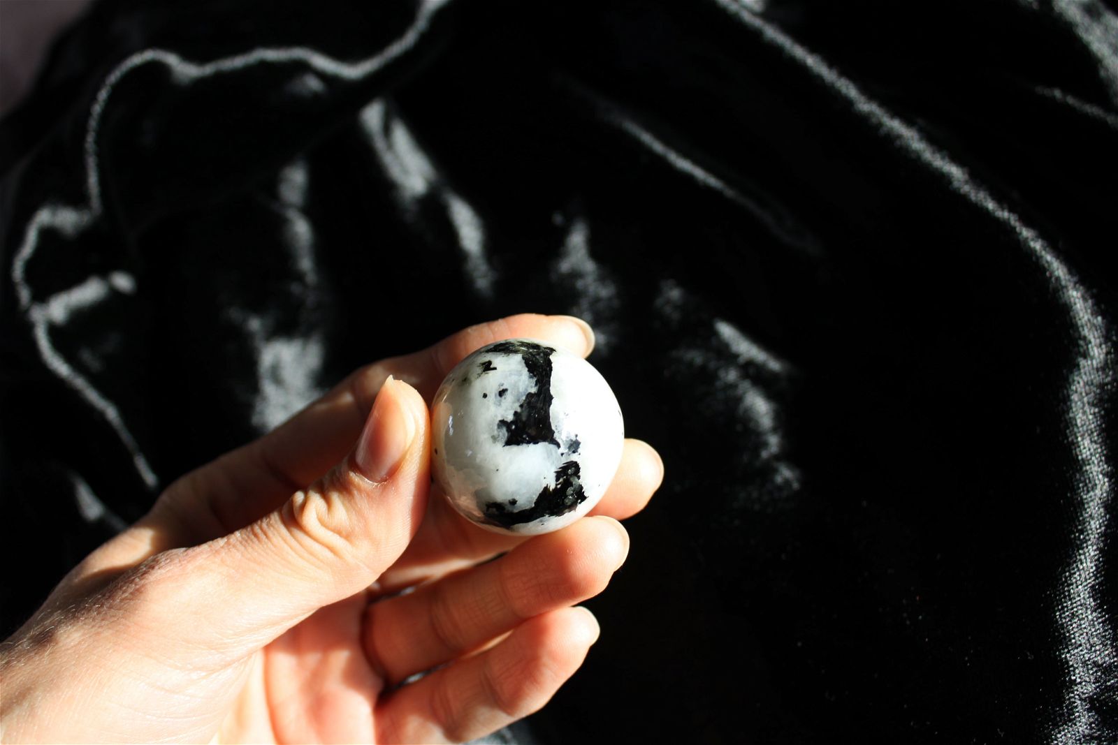 1 sphère labradorite blanche / pierre de lune arc en ciel 3.45 cm - Aurore Lune 