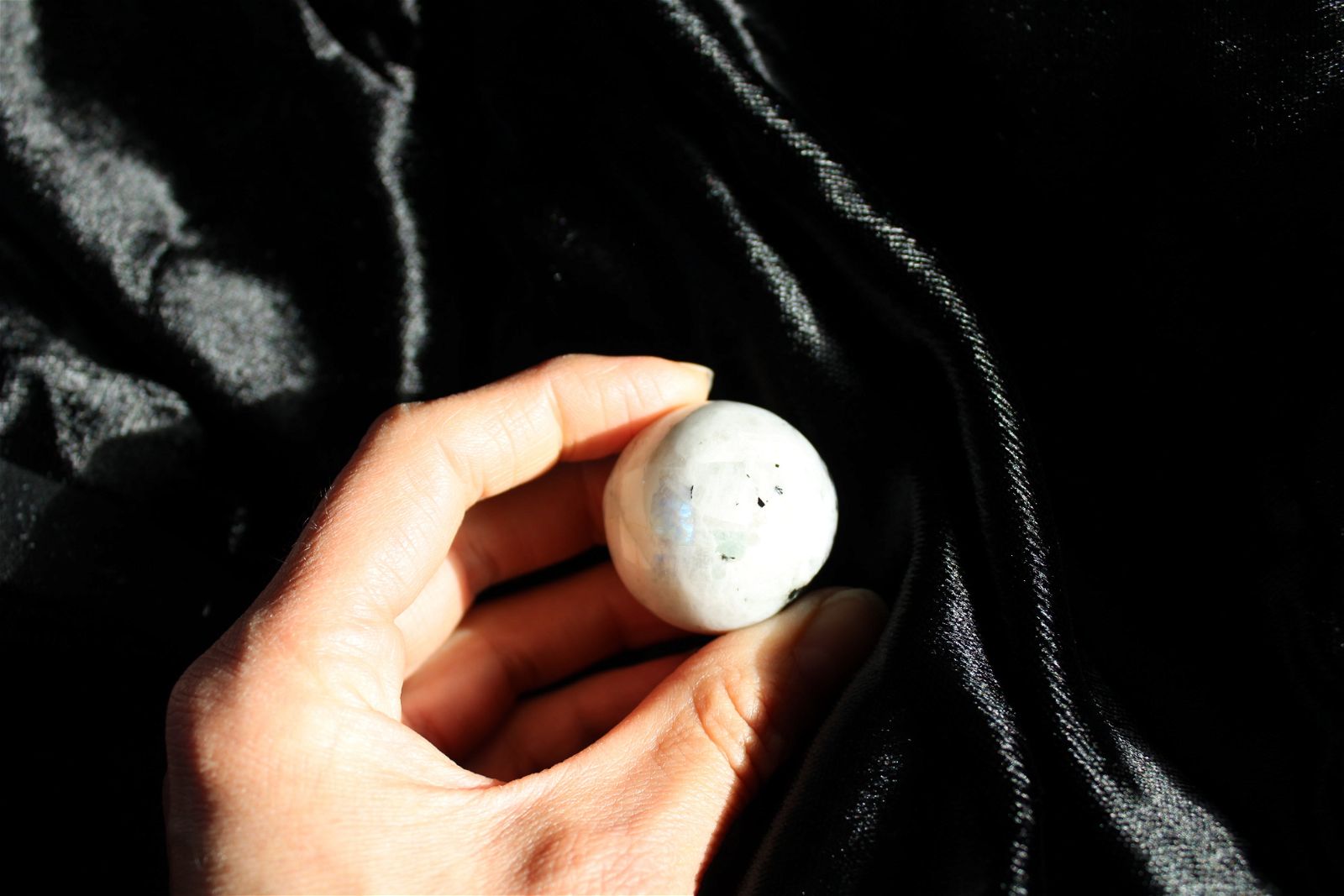 1 sphère labradorite blanche / pierre de lune arc en ciel 3.45 cm - Aurore Lune 