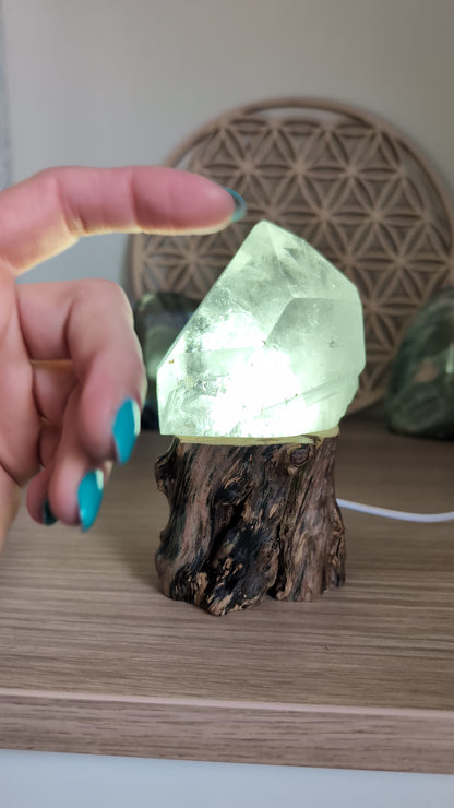 Pointe de cristal de roche mi brute avec socle usb lumineux