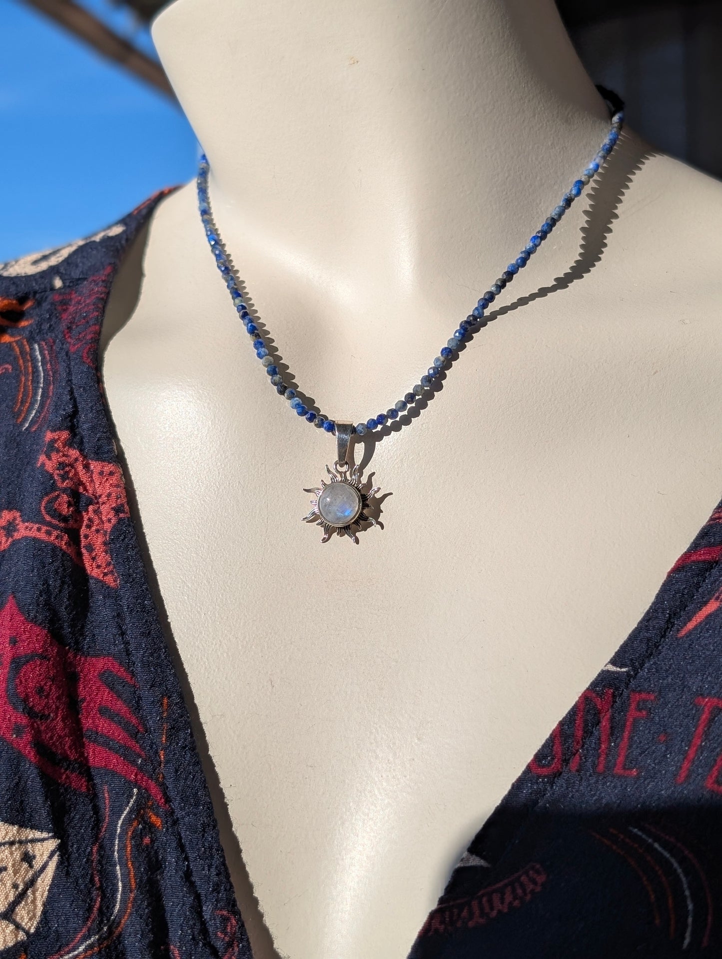 Collier avec labradorite blanche pierre de lune arc-en-ciel et lapis lazuli