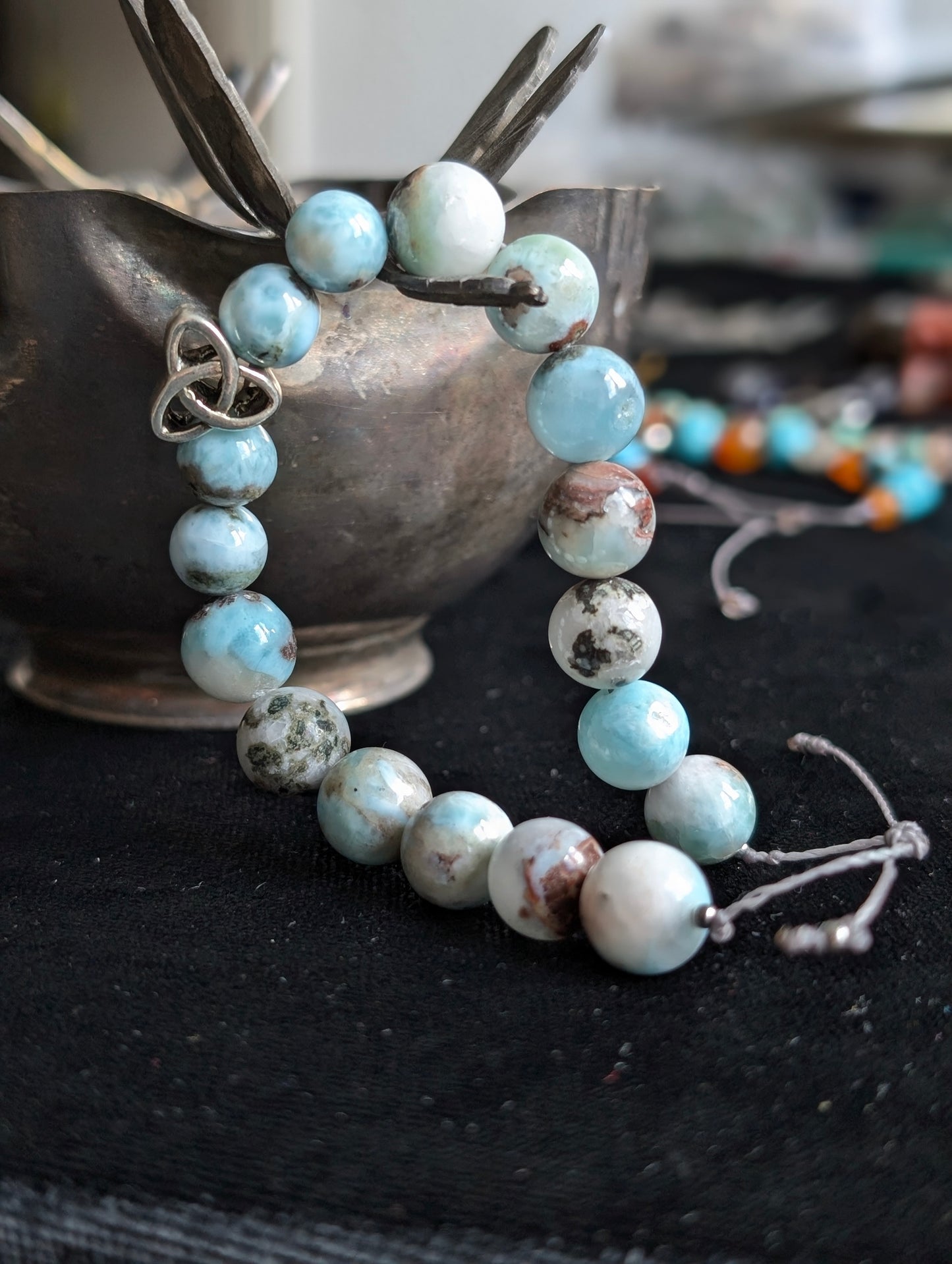 Bracelet larimar et triquetra 15 cm minimum
