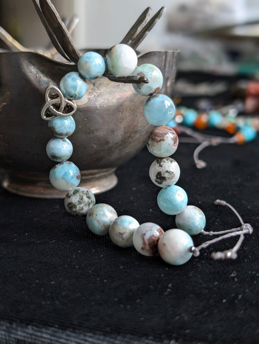 Bracelet larimar et triquetra 15 cm minimum
