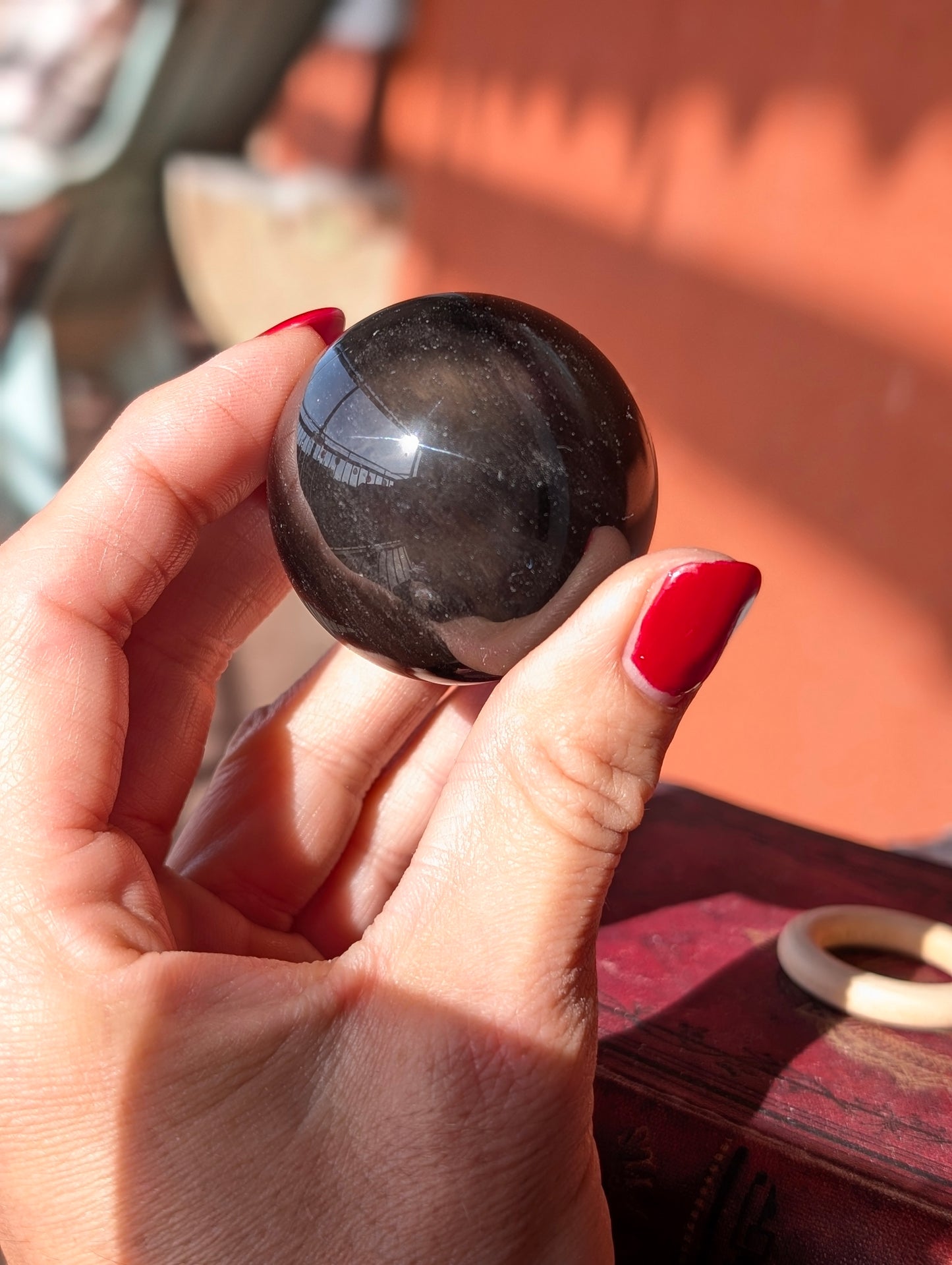 Sphère en obsidienne oeil céleste 104 grammes 4.3 cm avec socle