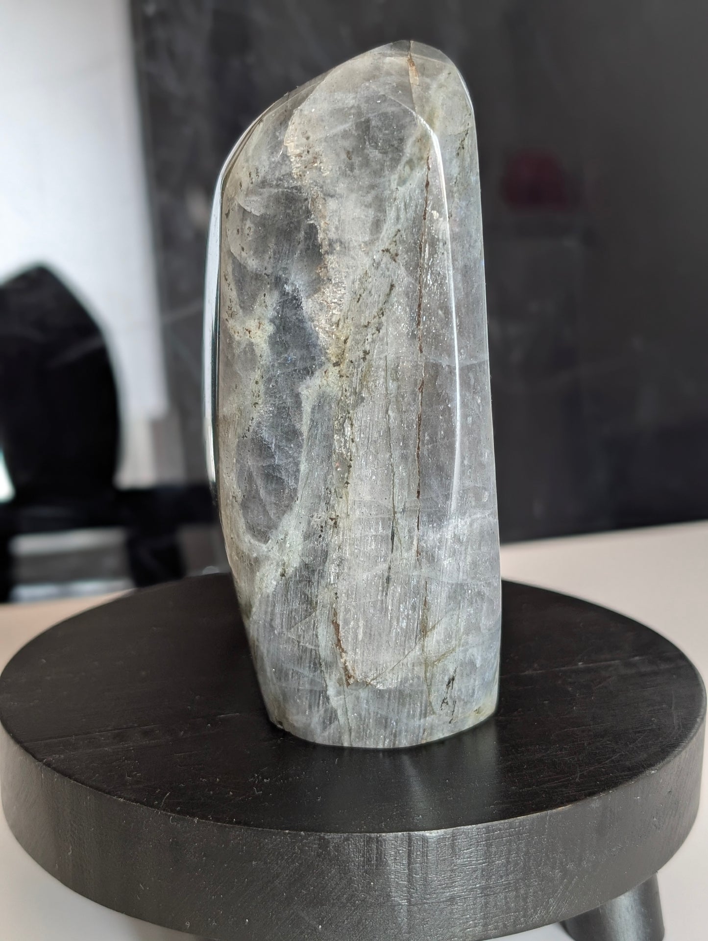 Labradorite violette à poser 892g
