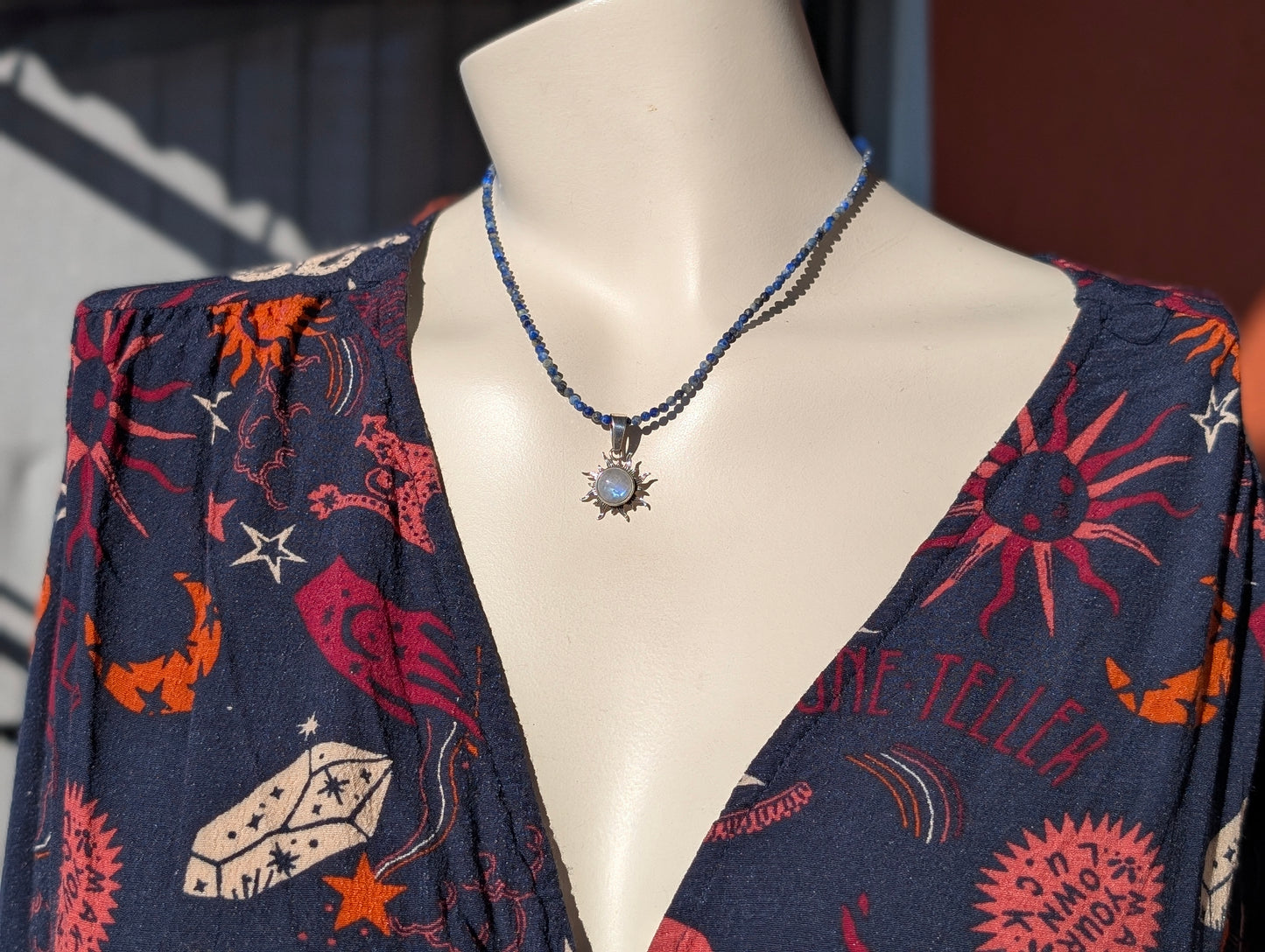 Collier avec labradorite blanche pierre de lune arc-en-ciel et lapis lazuli