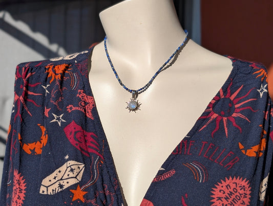 Collier avec labradorite blanche pierre de lune arc-en-ciel et lapis lazuli