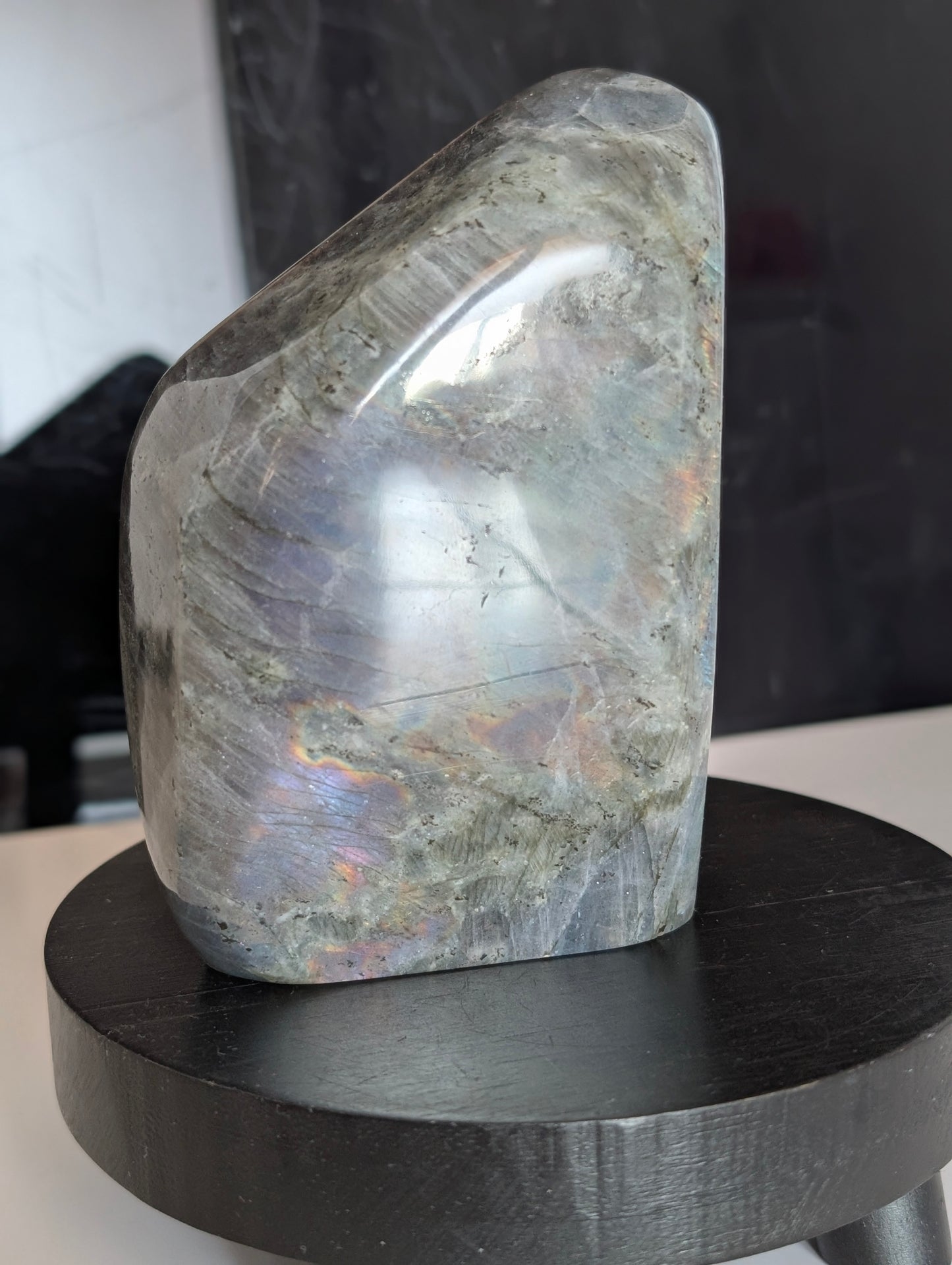 Labradorite violette à poser 892g