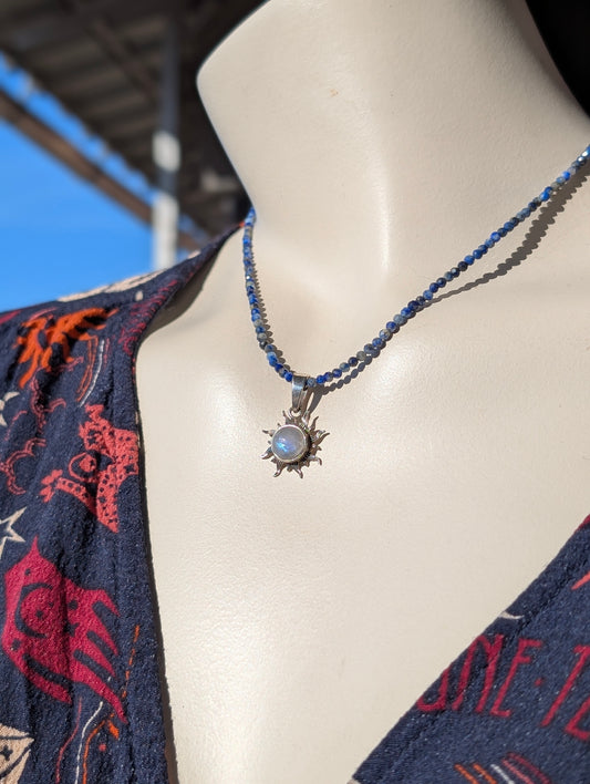 Collier avec labradorite blanche pierre de lune arc-en-ciel et lapis lazuli