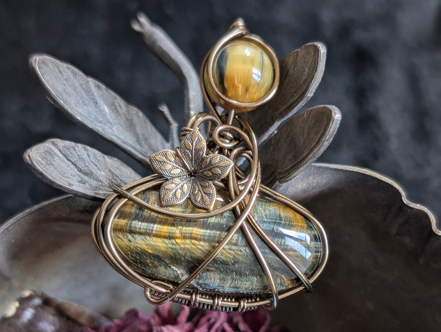 Collier wire wrap en oeil de faucon ou d'Horus