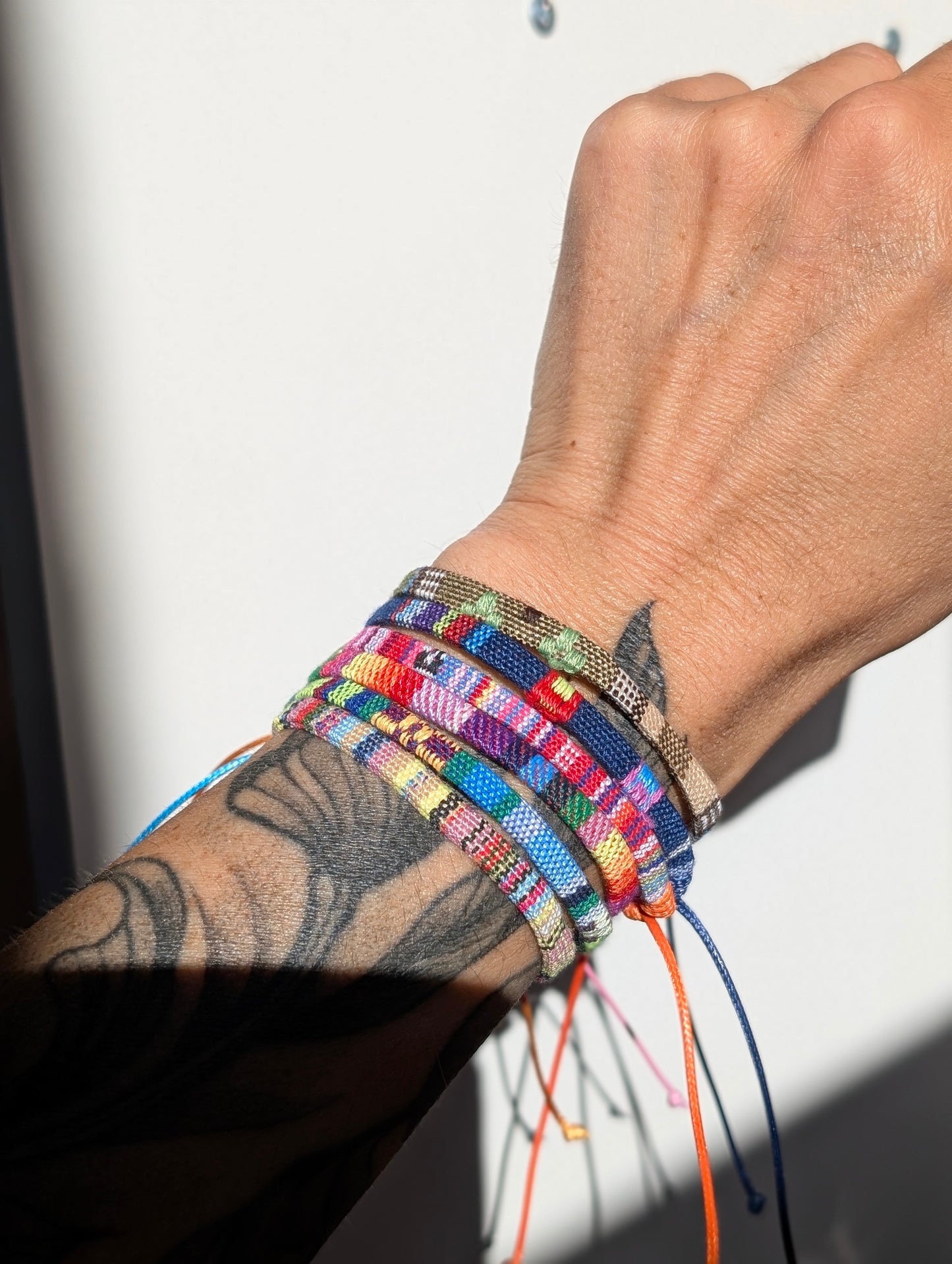 Lot de bracelets colorés