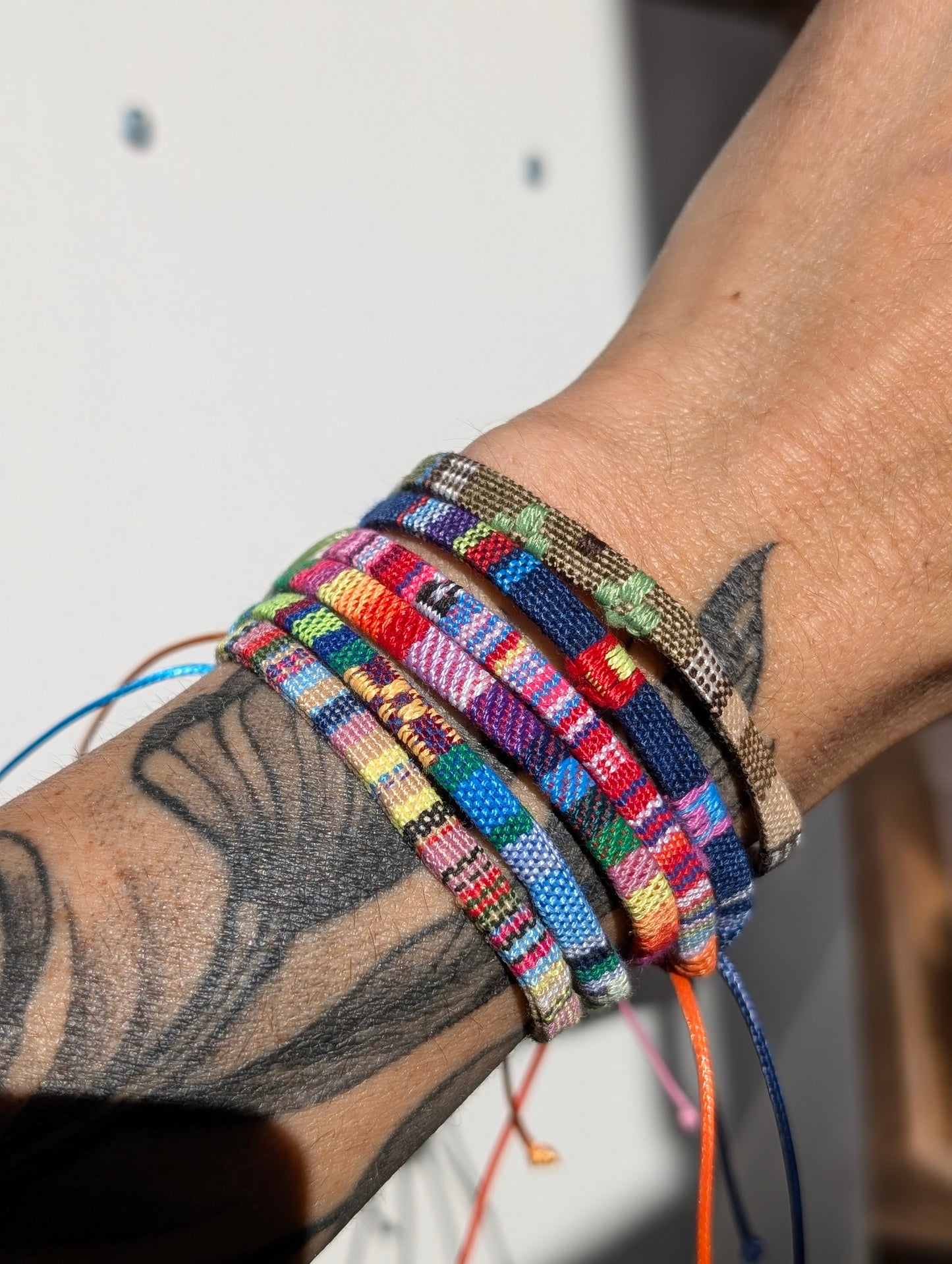 Lot de bracelets colorés