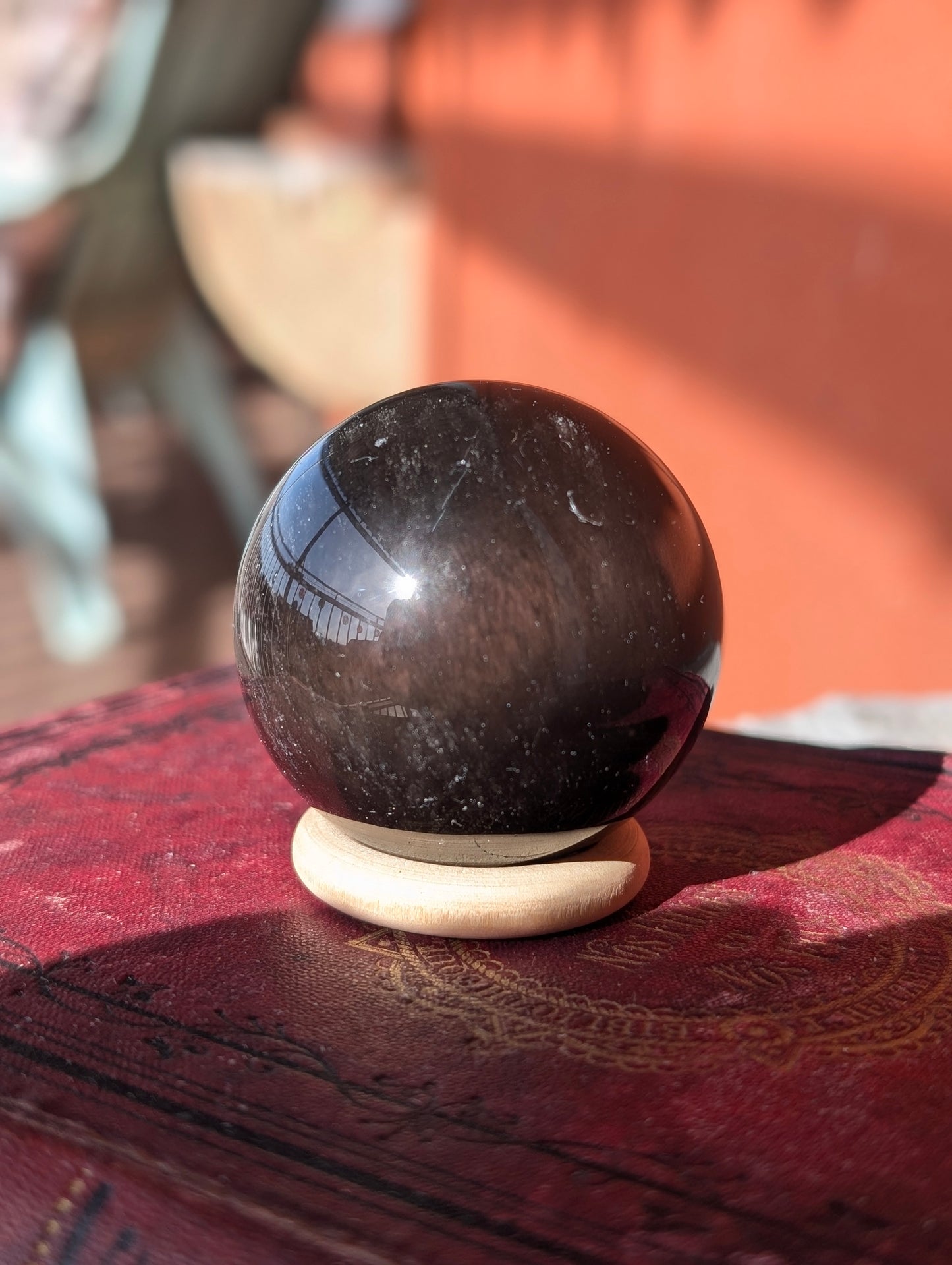 Sphère en obsidienne oeil céleste 104 grammes 4.3 cm avec socle