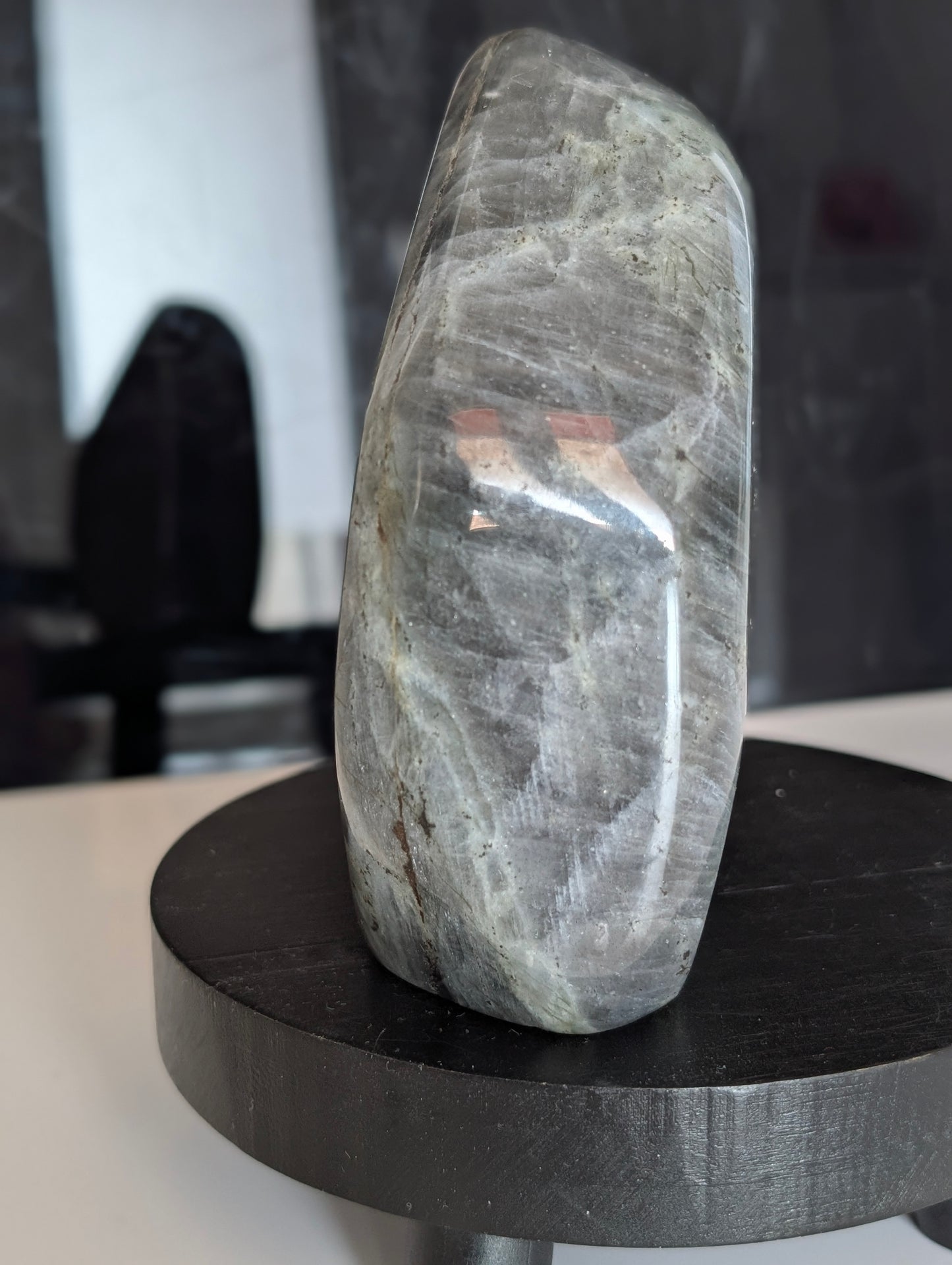Labradorite violette à poser 892g