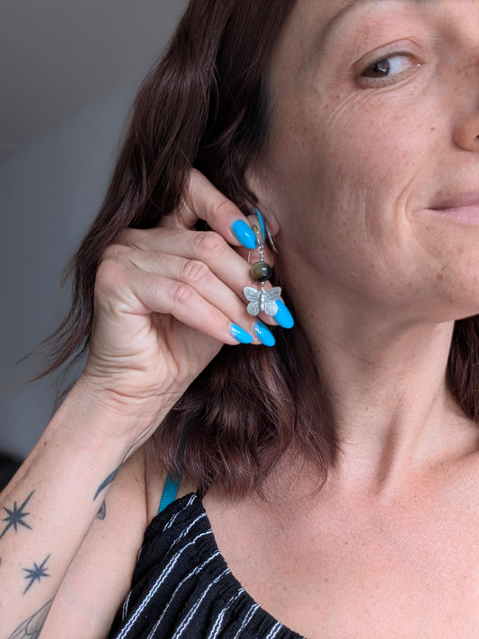 Boucles d'oreilles en oeil de faucon ou d'Horus et papillons