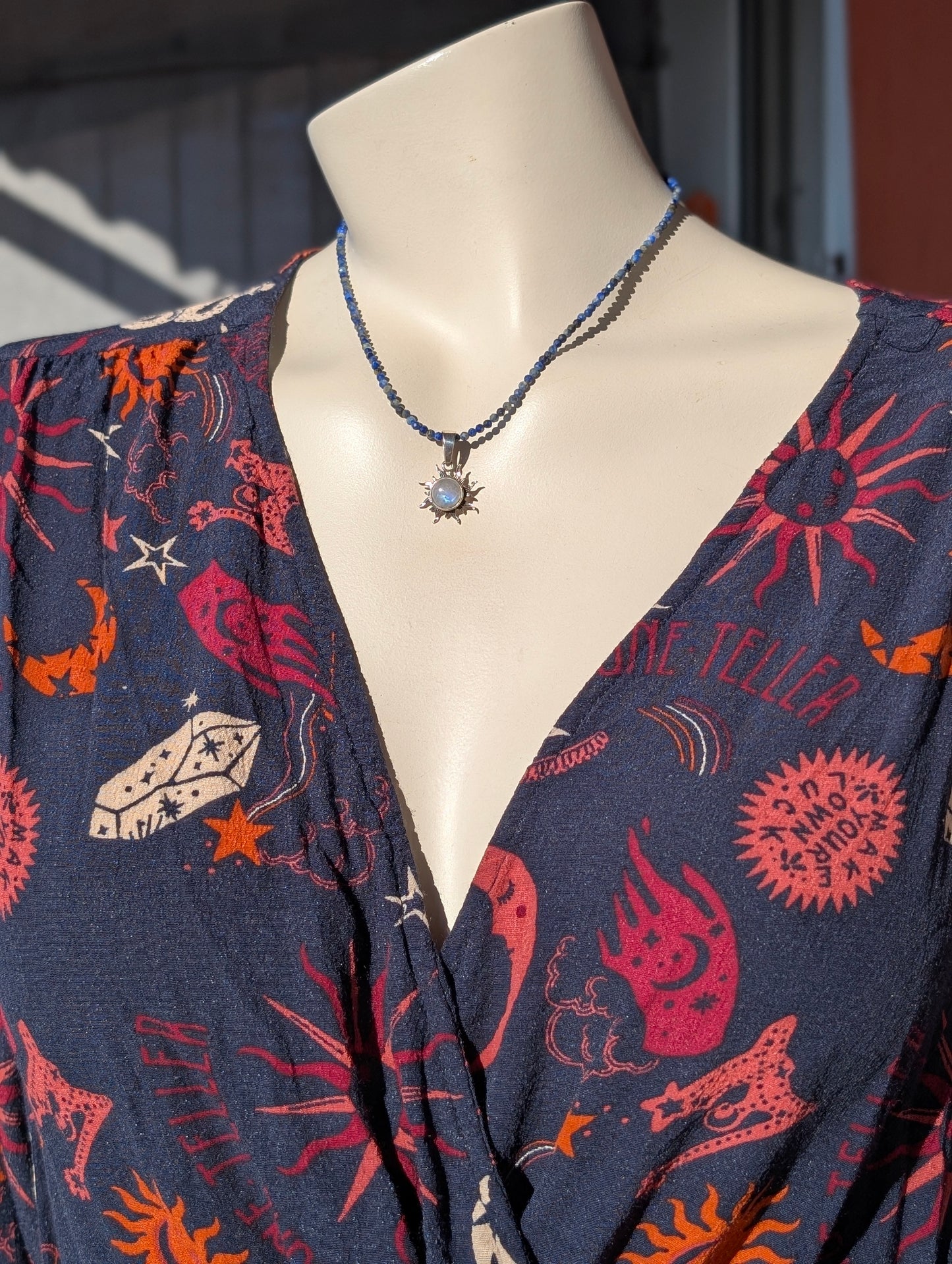 Collier avec labradorite blanche pierre de lune arc-en-ciel et lapis lazuli