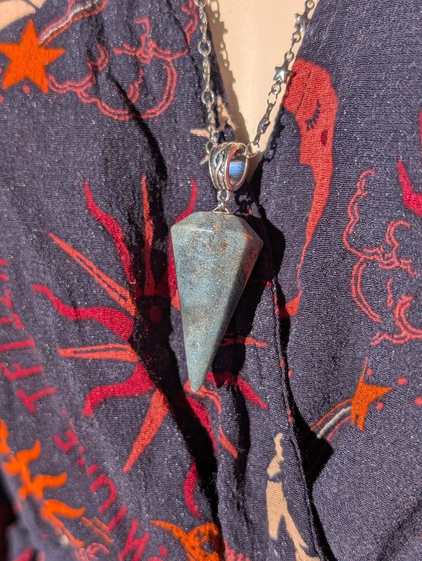 Collier pendule en trolléite long sautoir